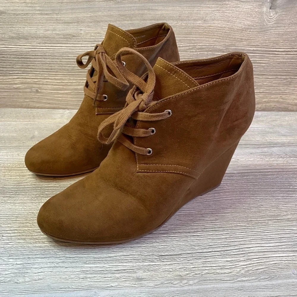 Dolce Vita Brown lace up ankle booties Suede fabric covered wedge heel size 8.5